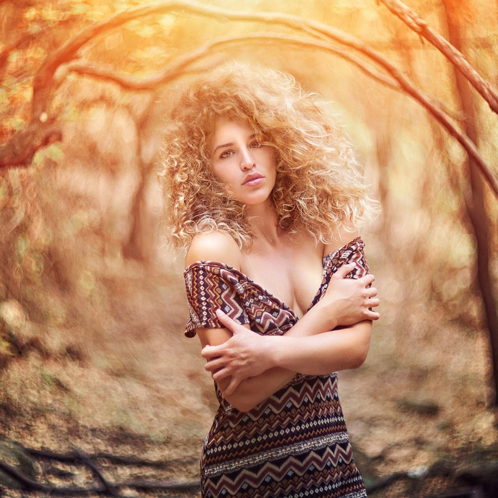 Обои деревья, лес, девушка, блондинка, модель, декольте, afeef, trees, forest, girl, blonde, model, neckline разрешение 1920x1200 Загрузить