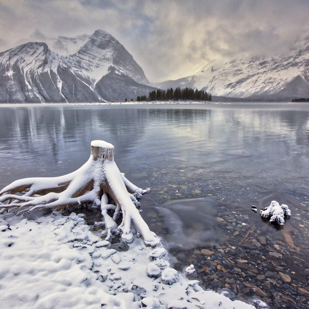 Обои озеро, горы, снег, канада, альберта, кананаскис, lake, mountains, snow, canada, albert, kananaskis разрешение 2048x1365 Загрузить