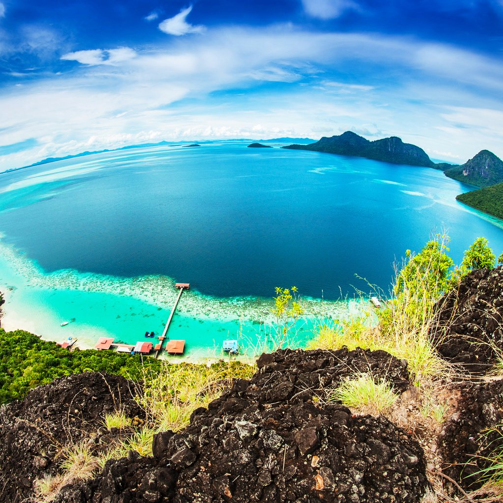 Обои небо, бунгало, скалы, тропики, море, малайзия, пляж, bohey dulang island, горизонт, панорама, вид сверху, побережье, the sky, bungalow, rocks, tropics, sea, malaysia, beach, horizon, panorama, the view from the top, coast разрешение 3678x2452 Загрузить