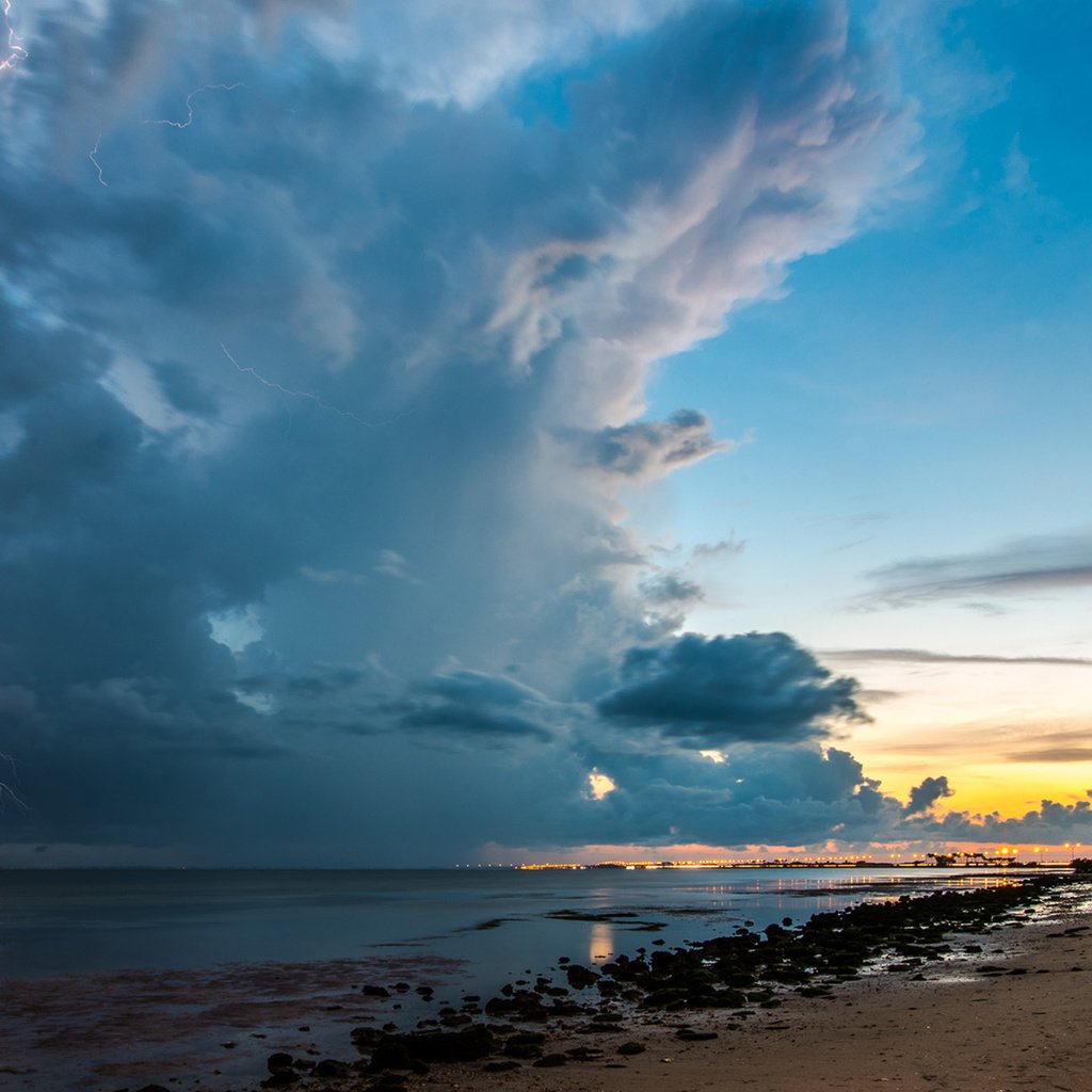 Обои небо, облака, молния, пляж, океан, гроза, the sky, clouds, lightning, beach, the ocean, the storm разрешение 3840x2160 Загрузить