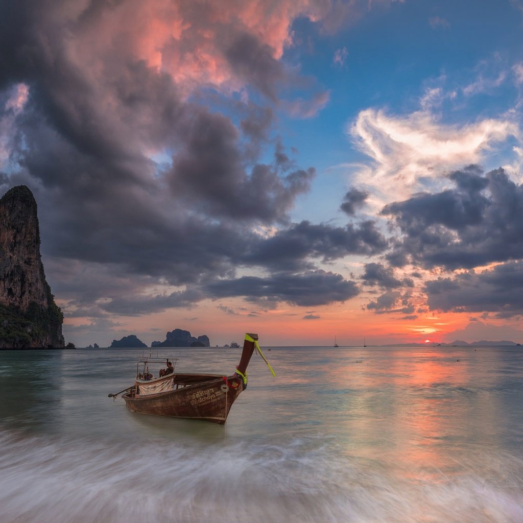 Обои облака, скалы, море, лодка, зарево, таиланд, краби, clouds, rocks, sea, boat, glow, thailand, krabi разрешение 2048x1160 Загрузить