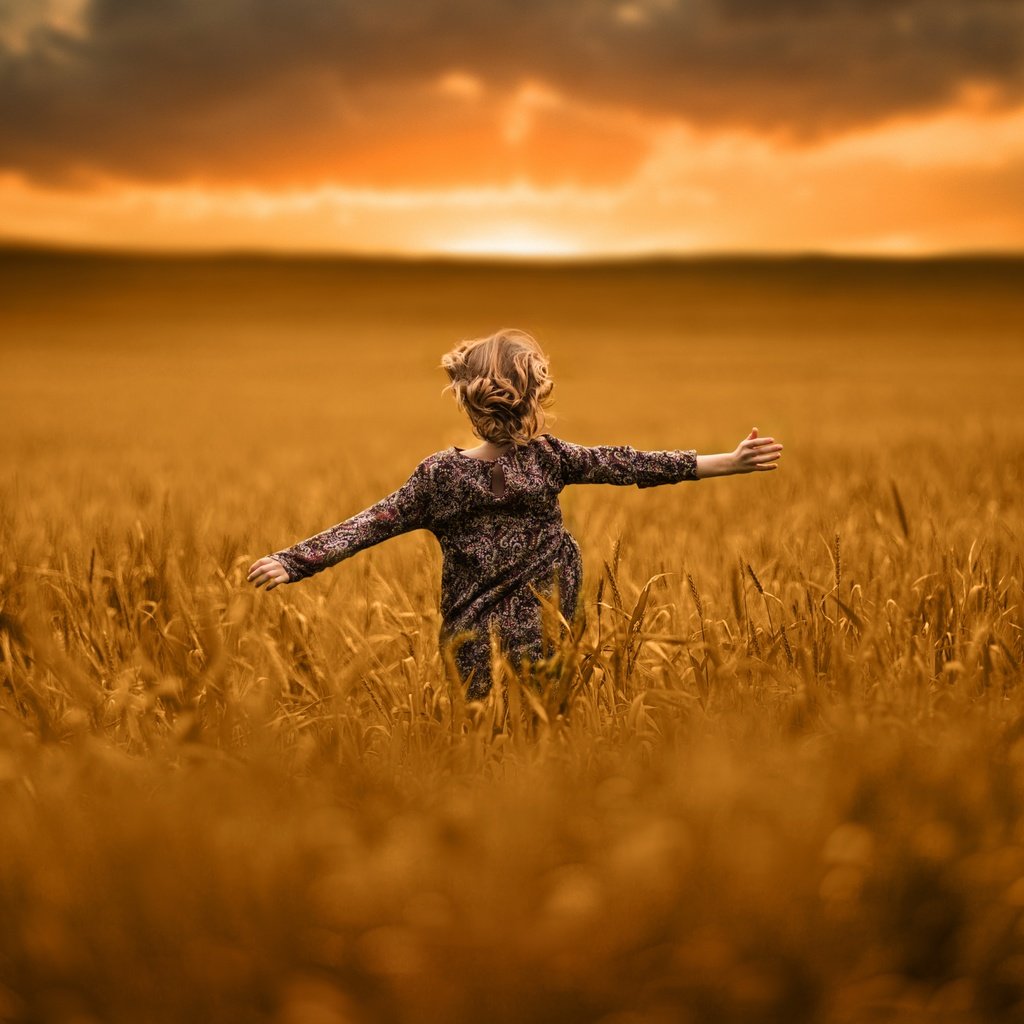 Обои солнце, природа, поле, девочка, ребенок, бег, the sun, nature, field, girl, child, running разрешение 5760x3609 Загрузить