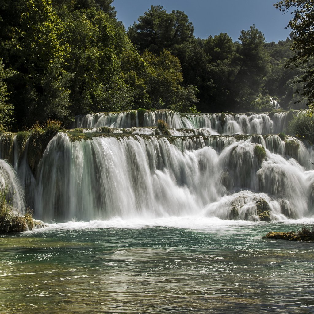 Обои деревья, река, лес, водопад, хорватия, солнечно, krka national park, trees, river, forest, waterfall, croatia, sunny разрешение 4000x2670 Загрузить