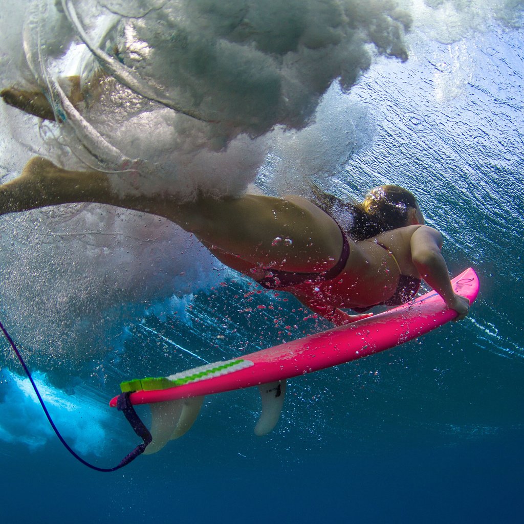 Обои девушка, под водой, спорт, серфинг, сёрфер,  бикини, girl, under water, sport, surfing, surfer, bikini разрешение 3499x2333 Загрузить