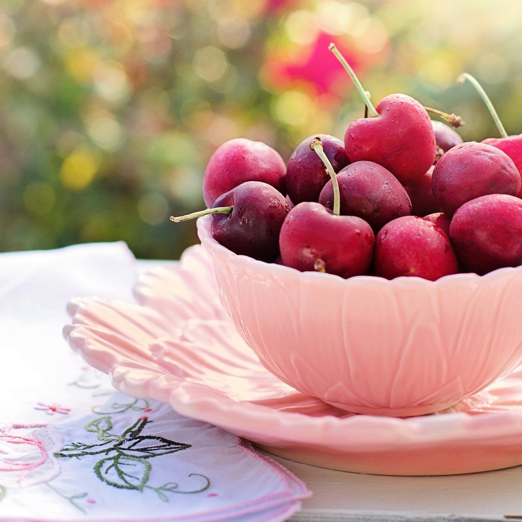 Обои стол, черешня, ягоды, вишня, салфетка, тарелка, пиала, table, cherry, berries, napkin, plate, bowl разрешение 3840x2160 Загрузить