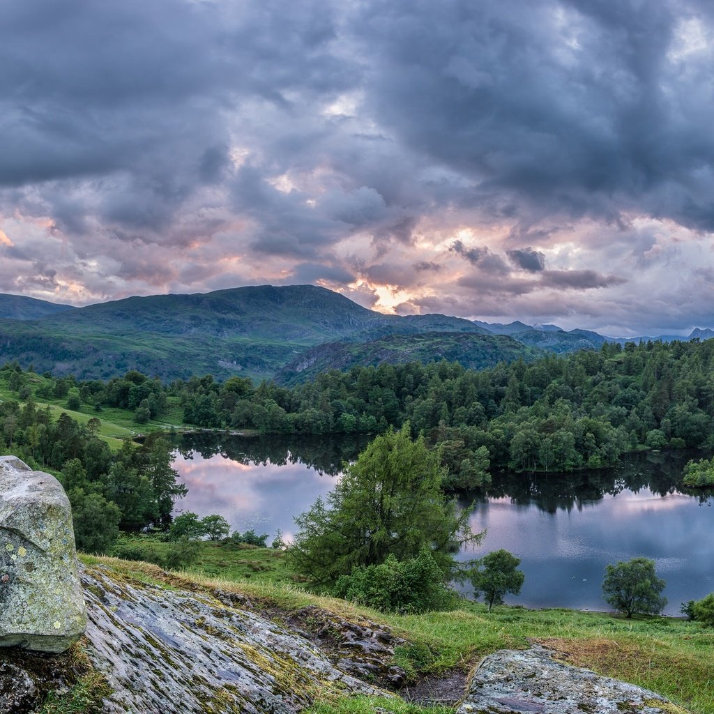 Обои озеро, tarn hows, горы, лес, панорама, англия, камень, озёрный край, lake district national park, камбрия, cumbria, lake, mountains, forest, panorama, england, stone, the lake district разрешение 2048x1152 Загрузить