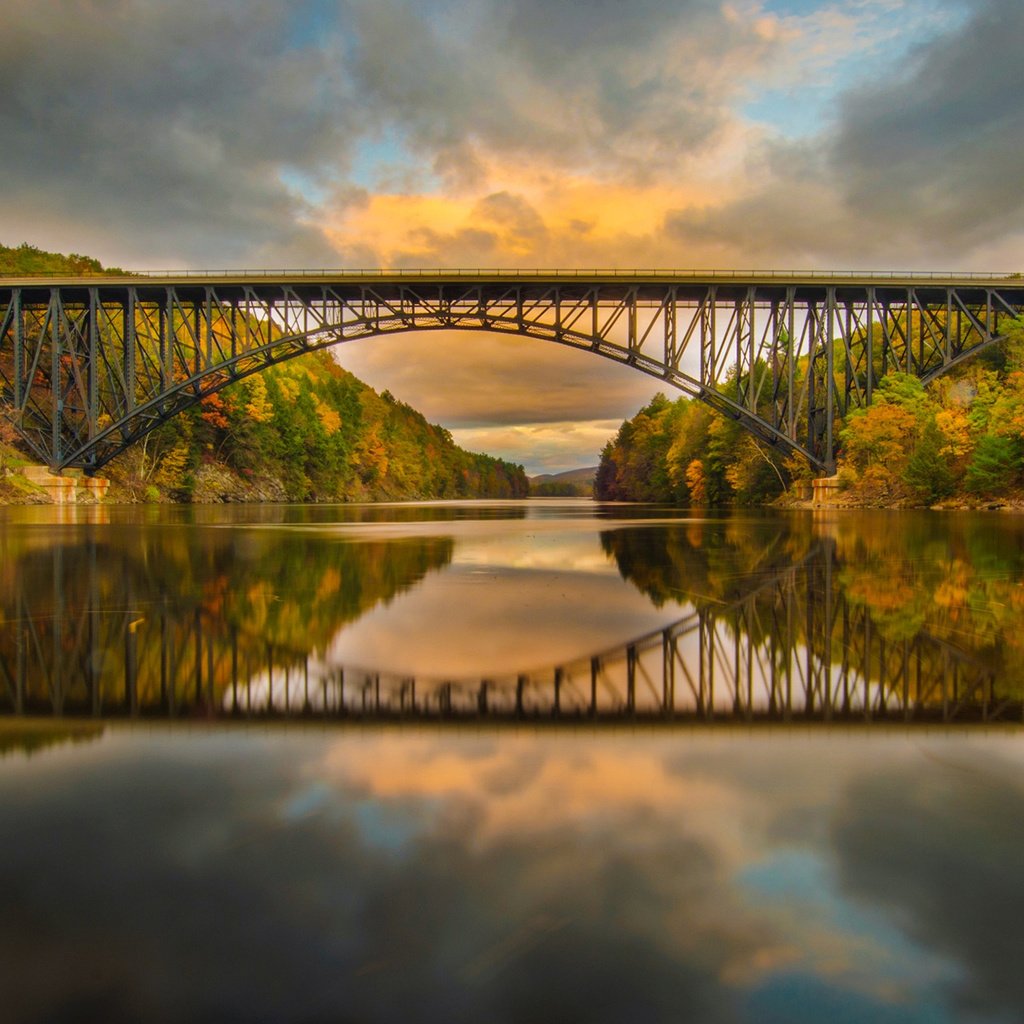 Обои небо, облака, деревья, река, природа, отражение, мост, осень, the sky, clouds, trees, river, nature, reflection, bridge, autumn разрешение 1920x1200 Загрузить