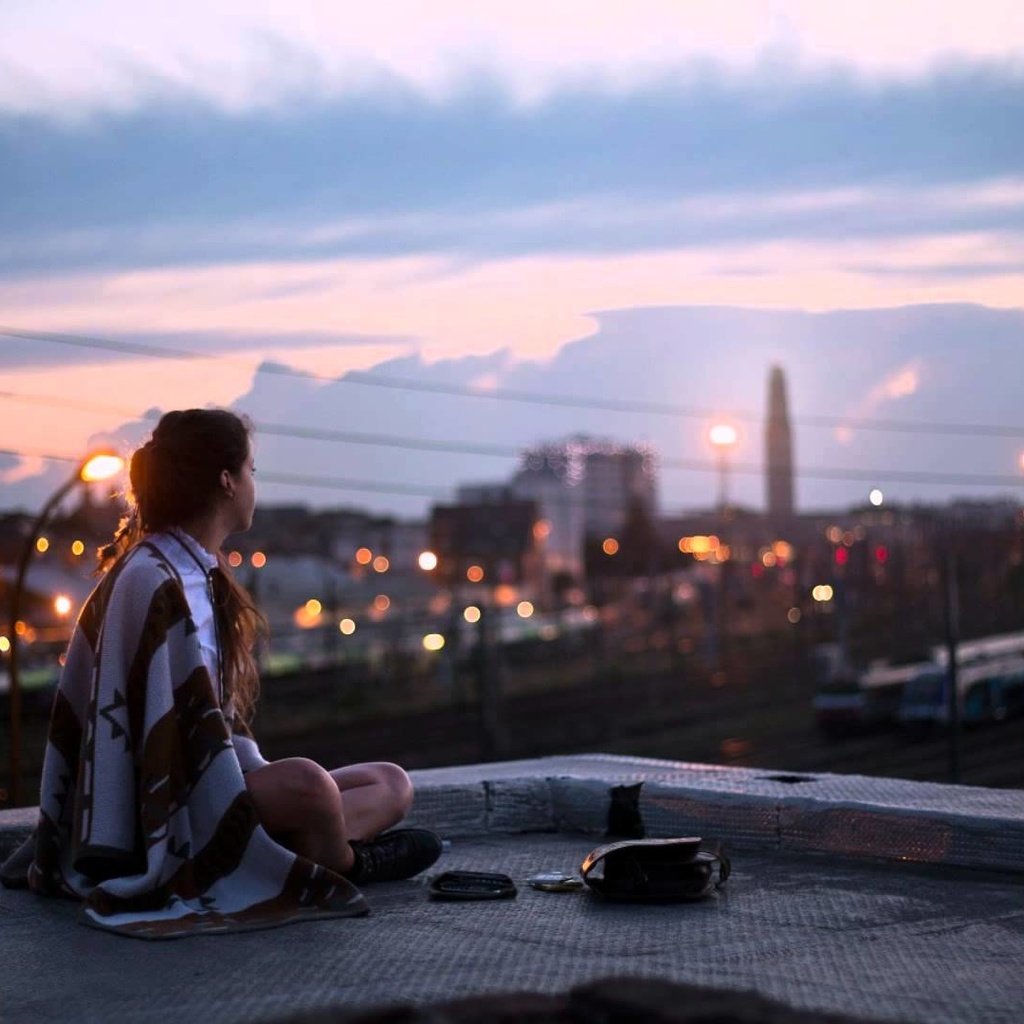 Обои девушка, настроение, город, одиночество, модель, крыша, girl, mood, the city, loneliness, model, roof разрешение 1920x1080 Загрузить