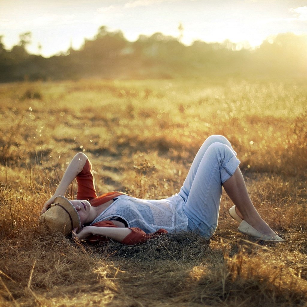 Обои свет, трава, закат, девушка, настроение, поле, шляпа, light, grass, sunset, girl, mood, field, hat разрешение 1920x1280 Загрузить