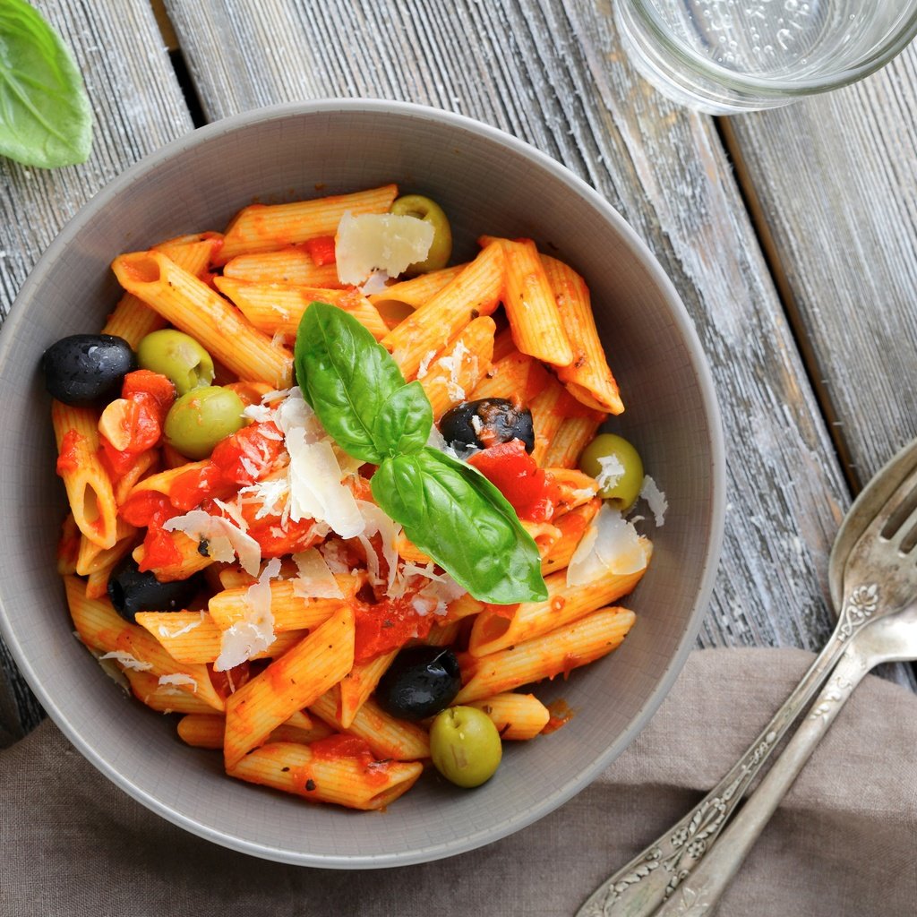 Обои овощи, помидоры, оливки, макароны, пармезан, базилик, vegetables, tomatoes, olives, pasta, parmesan, basil разрешение 4265x2843 Загрузить