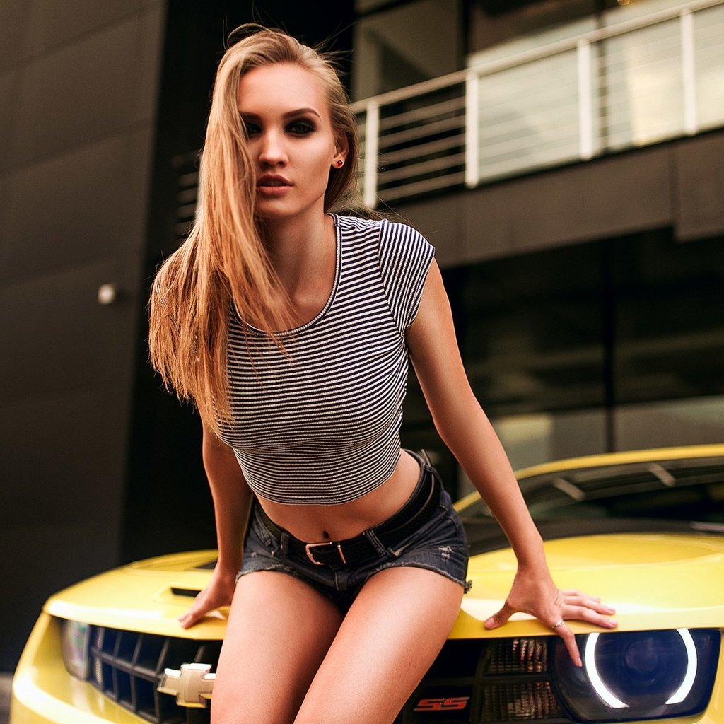 Обои девушка, блондинка, автомобиль, шевроле, джинсовые шорты, girl, blonde, car, chevrolet, denim shorts разрешение 1920x1280 Загрузить