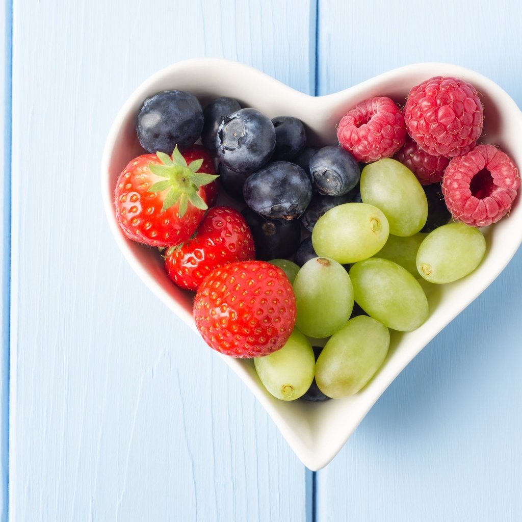 Обои виноград, малина, сердечко, клубника, ягоды, черника, grapes, raspberry, heart, strawberry, berries, blueberries разрешение 3844x2546 Загрузить