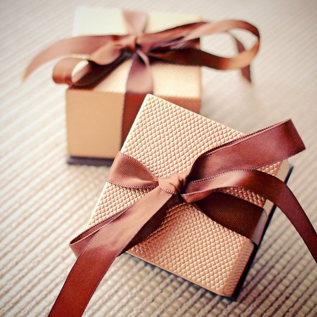 Обои подарки, подарок, праздник, ленты, коробки, gifts, gift, holiday, tape, box разрешение 2000x2000 Загрузить