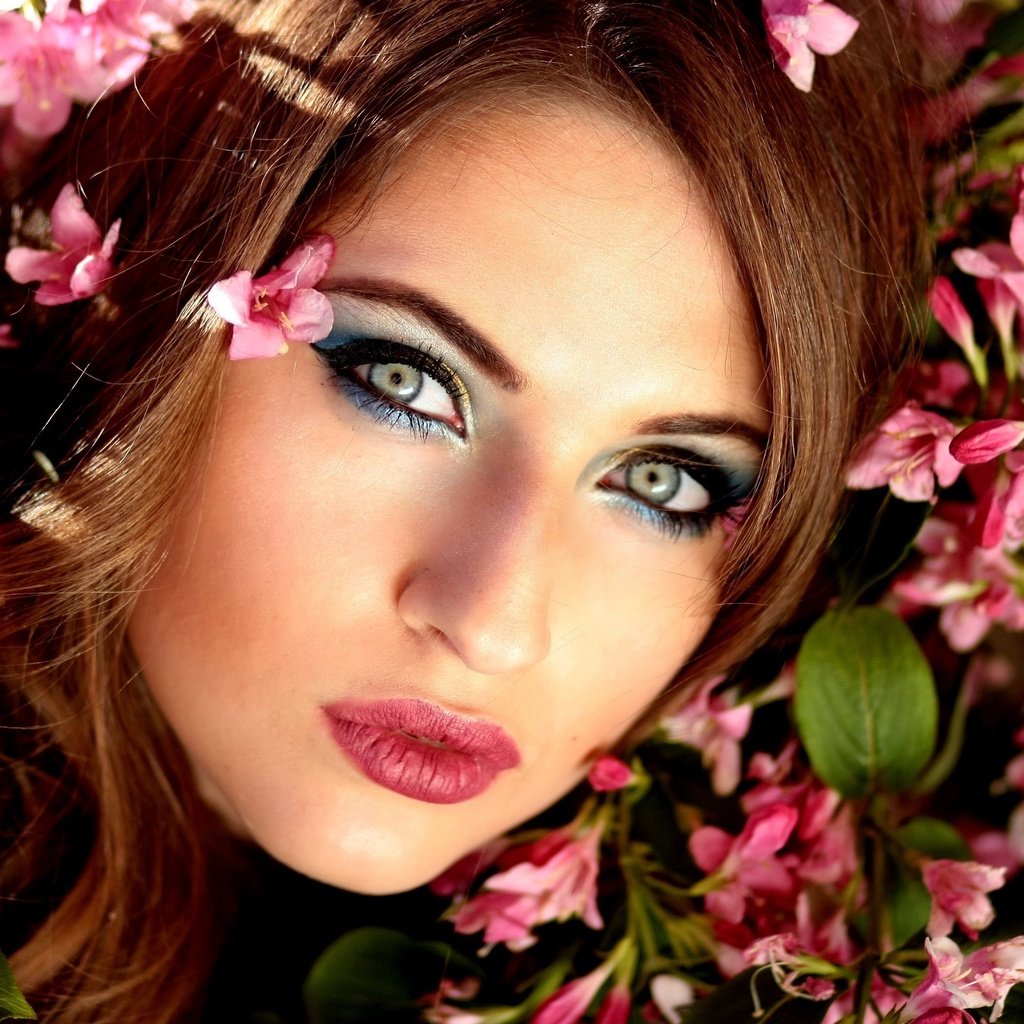 Обои цветы, девушка, взгляд, весна, волосы, лицо, голубые глаза, flowers, girl, look, spring, hair, face, blue eyes разрешение 3088x2056 Загрузить