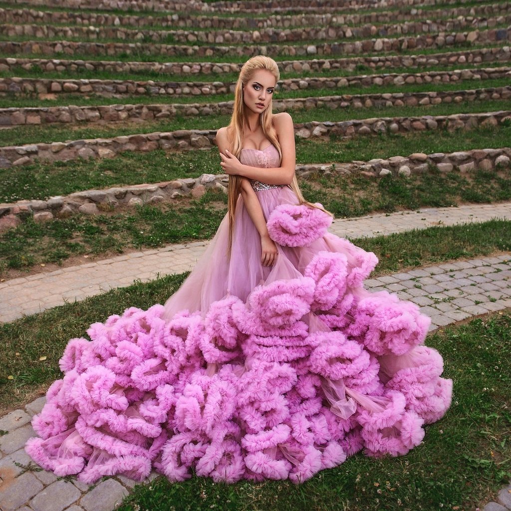 Блондинка в розовом платье. Платье розовое. Розовое пышное платье. Блондинка в розовом платье пышном. Двушка в розовом платье.
