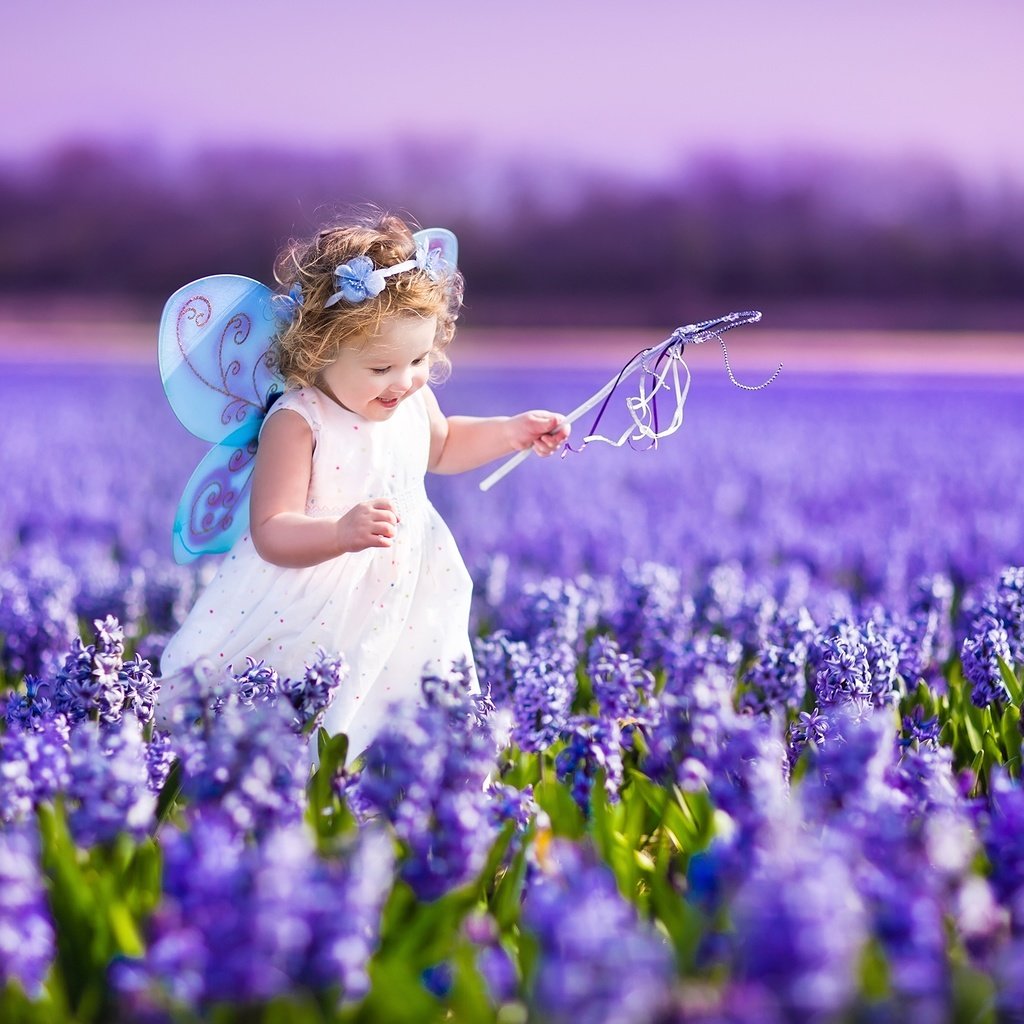 Обои ребенок, цветы, волшебная палочка, платье, поле, лаванда, крылья, радость, девочка, фея, child, flowers, magic wand, dress, field, lavender, wings, joy, girl, fairy разрешение 3900x2600 Загрузить