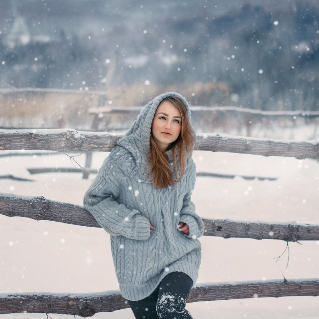 Обои снег, природа, зима, девушка, ограждение, капюшон, свитер, русая, snow, nature, winter, girl, the fence, hood, sweater, rus разрешение 2015x1145 Загрузить