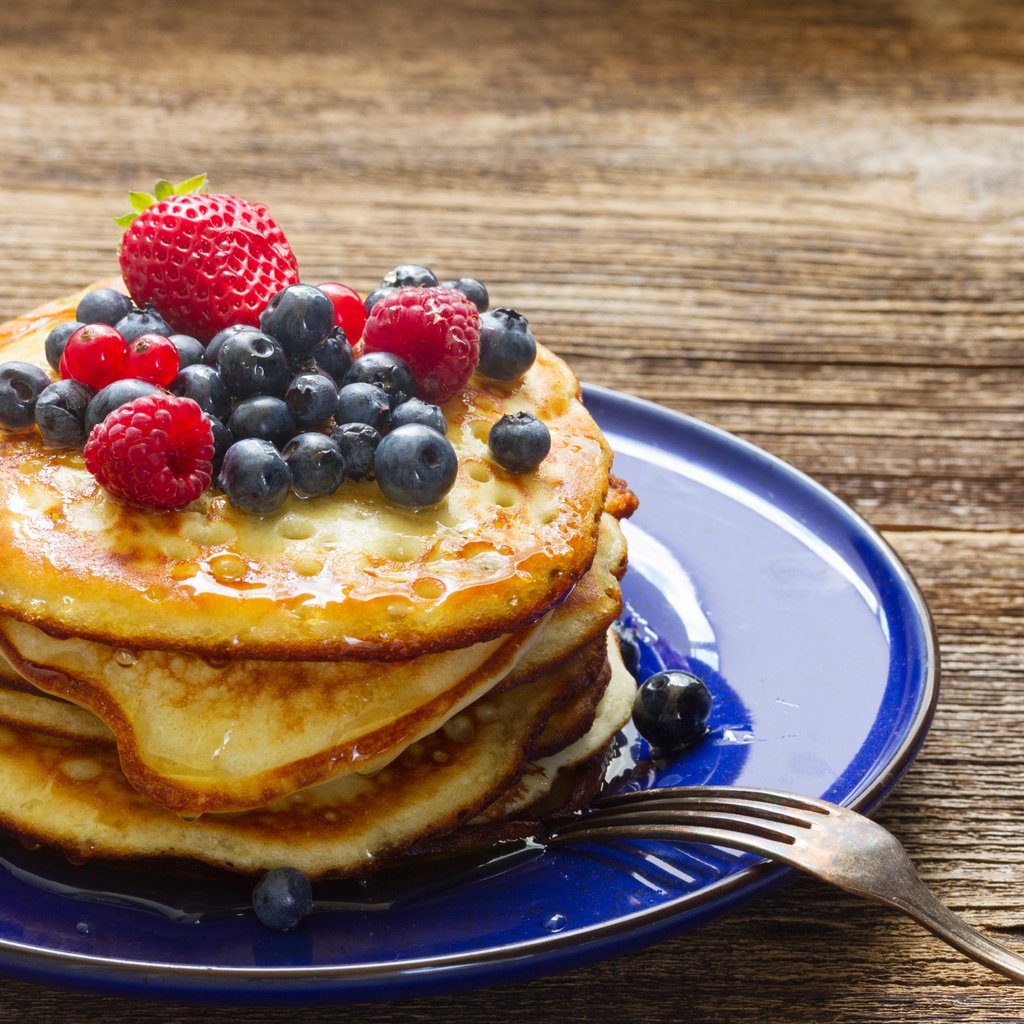 Обои малина, клубника, ягоды, черника, блины, смородина, оладьи, raspberry, strawberry, berries, blueberries, pancakes, currants разрешение 5022x3348 Загрузить