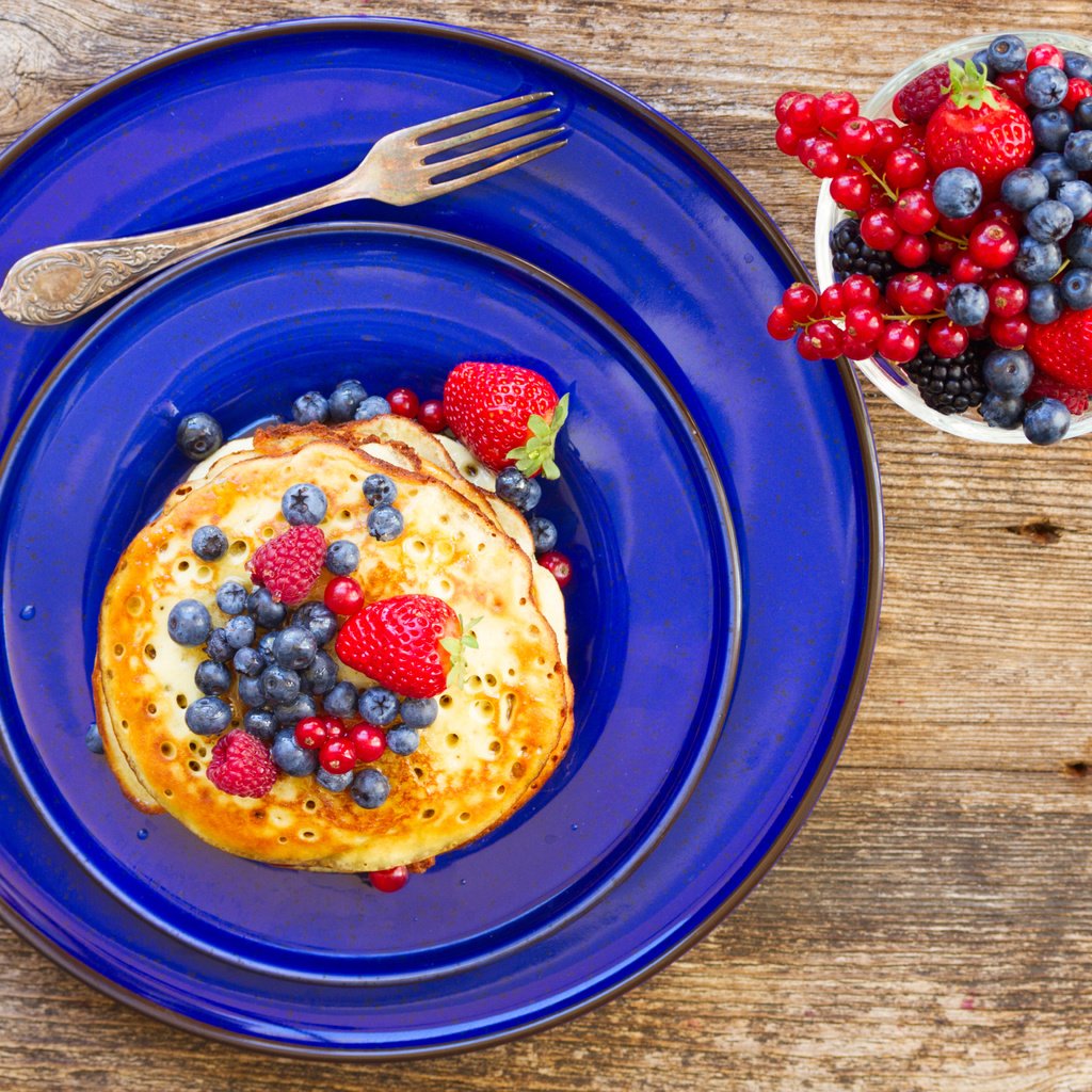 Обои малина, клубника, ягоды, черника, блинчики, блины, смородина, raspberry, strawberry, berries, blueberries, pancakes, currants разрешение 5184x3456 Загрузить