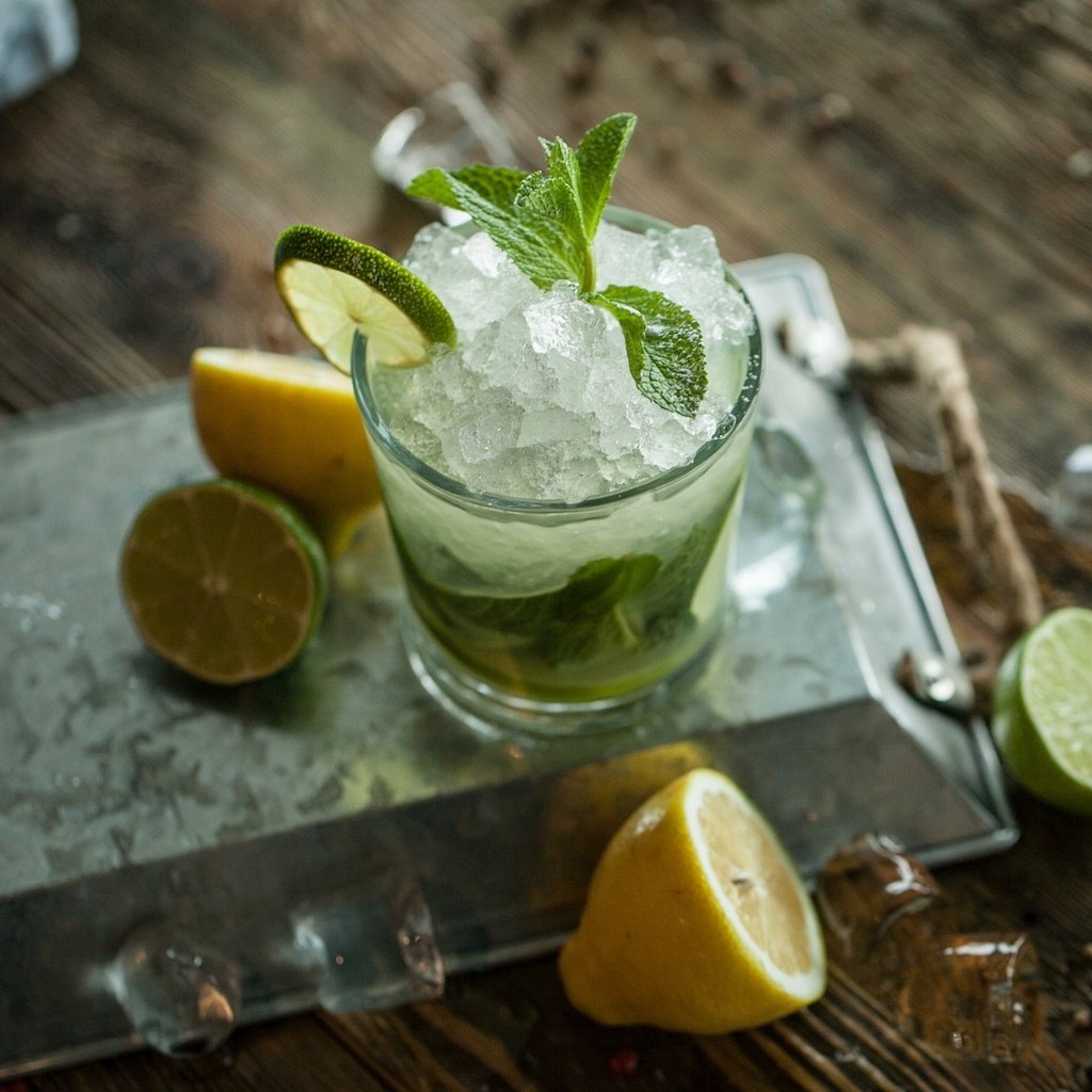 Обои мята, напиток, лёд, лимон, лайм, цитрус, стакан, мохито, mint, drink, ice, lemon, lime, citrus, glass, mojito разрешение 2048x1340 Загрузить