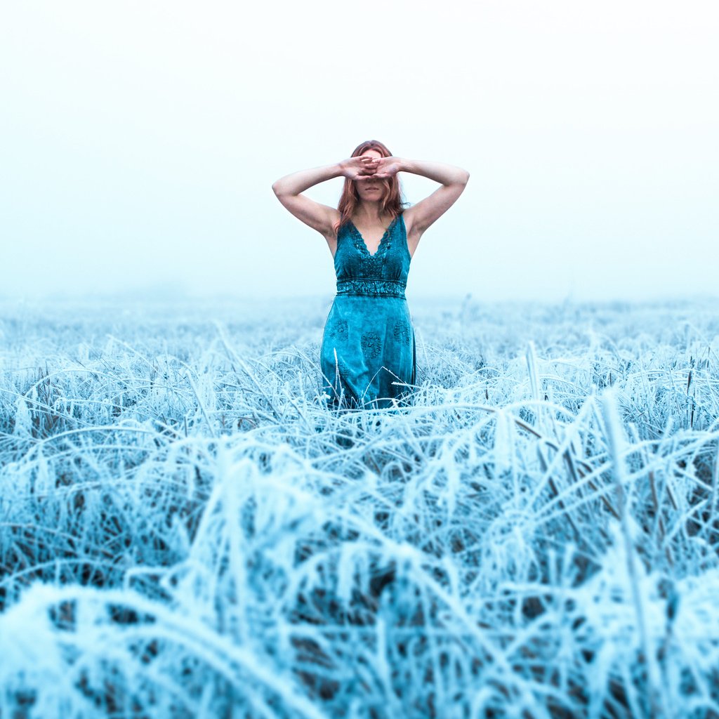 Обои трава, девушка, платье, поле, иней, холод, синее платье, lizzy gadd, grass, girl, dress, field, frost, cold, blue dress разрешение 2048x1365 Загрузить