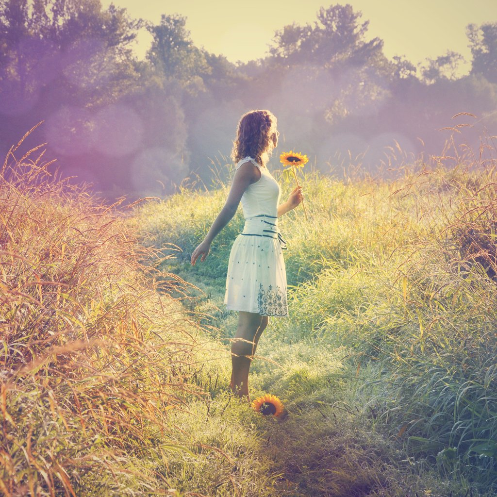 Обои свет, трава, девушка, поле, подсолнух, модель, light, grass, girl, field, sunflower, model разрешение 3859x2563 Загрузить