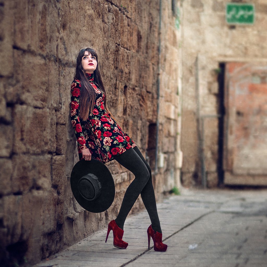 Обои девушка, платье, стена, ножки, туфли, шляпа, боке, che nai, girl, dress, wall, legs, shoes, hat, bokeh разрешение 2048x1366 Загрузить