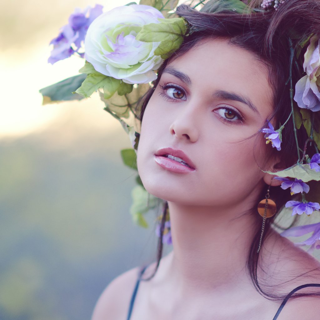 Обои цветы, девушка, взгляд, волосы, лицо, макияж, венок, flowers, girl, look, hair, face, makeup, wreath разрешение 3931x2808 Загрузить