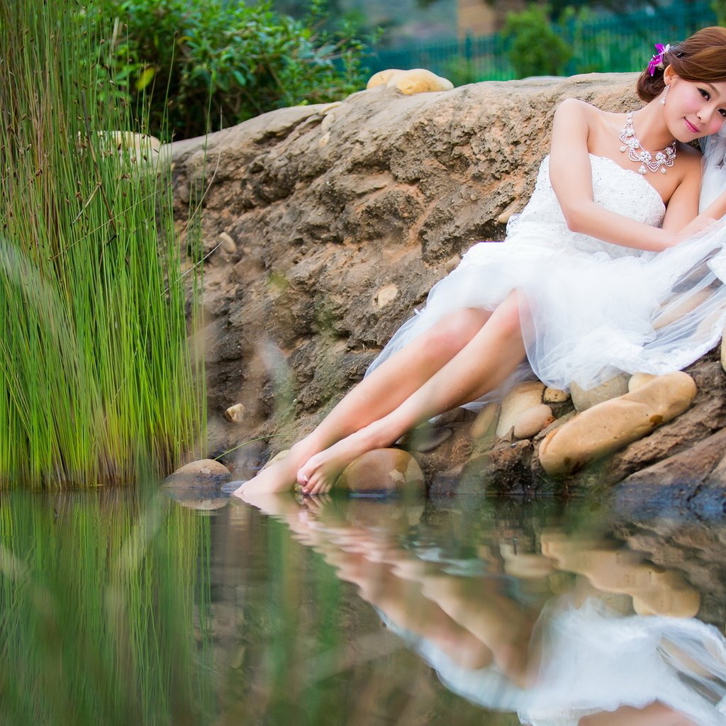 Обои озеро, камни, берег, лежит, невеста, фата. озеро, lake, stones, shore, lies, the bride, veil. lake разрешение 1920x1200 Загрузить