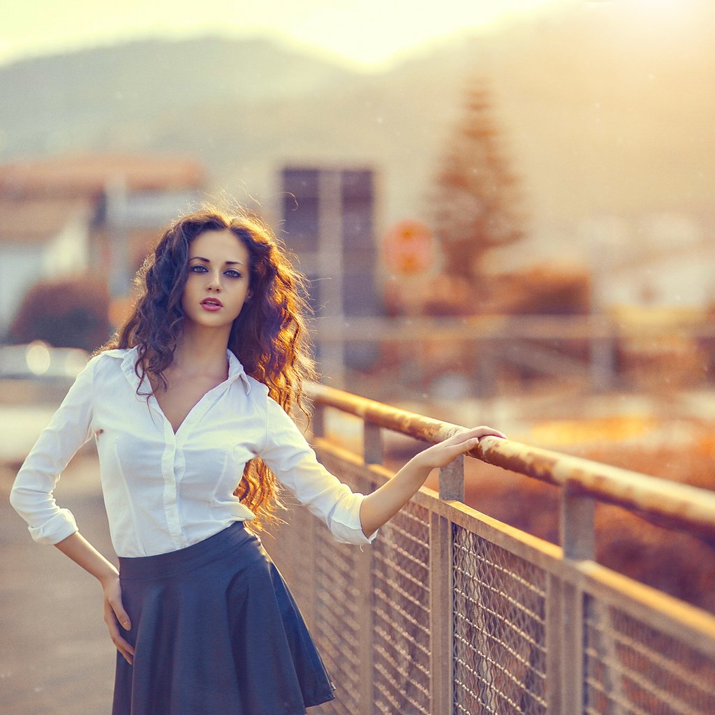 Обои девушка, забор, юбка, модель, рубашка, длинные волосы, girl, the fence, skirt, model, shirt, long hair разрешение 2048x1366 Загрузить