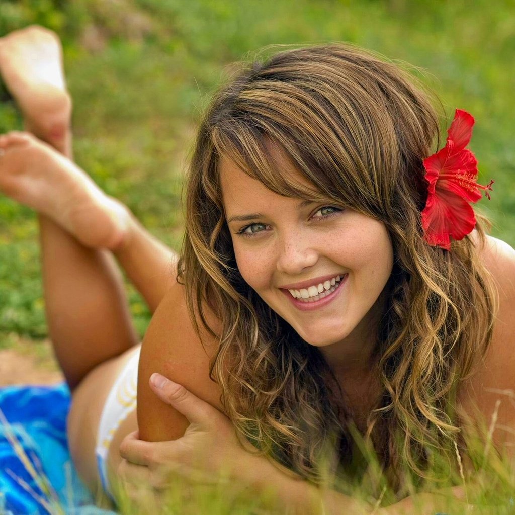 Обои девушка, фон, взгляд, волосы, актриса, фигура, красотка, rebecca breeds, girl, background, look, hair, actress, figure, beauty разрешение 1920x1200 Загрузить