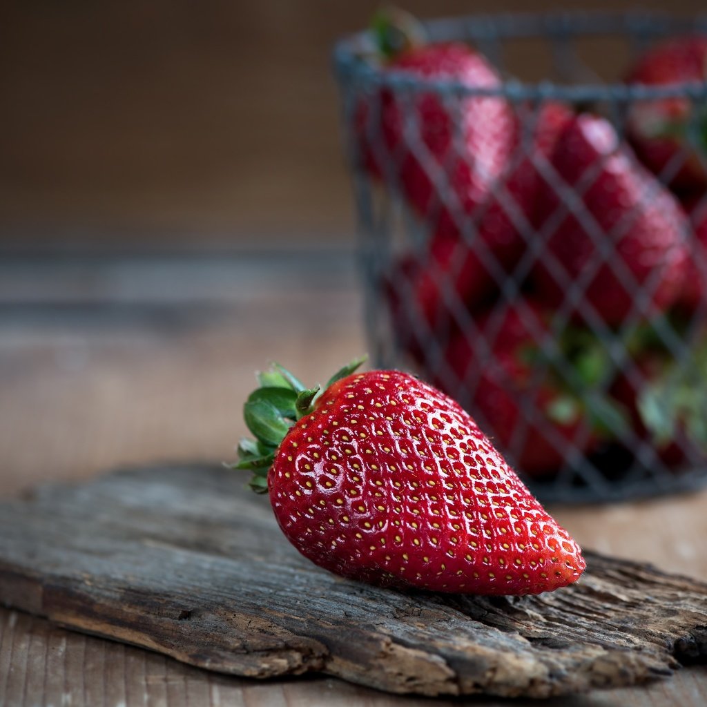 Обои фон, клубника, стол, ягоды, корзинка, деревянная поверхность, background, strawberry, table, berries, basket, wooden surface разрешение 4000x2250 Загрузить