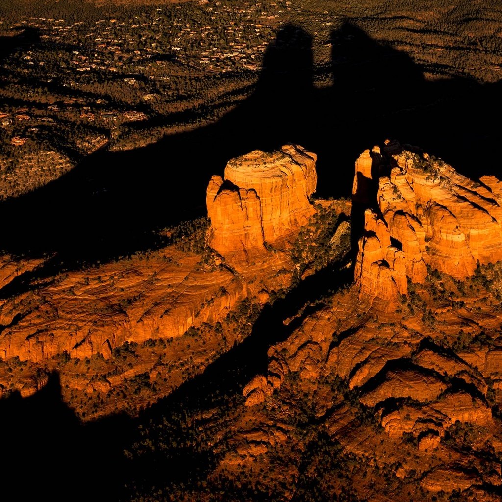 Обои горы, скалы, закат, тень, сша, аризона, катедрал рок, mountains, rocks, sunset, shadow, usa, az, cathedral rock разрешение 2048x1152 Загрузить