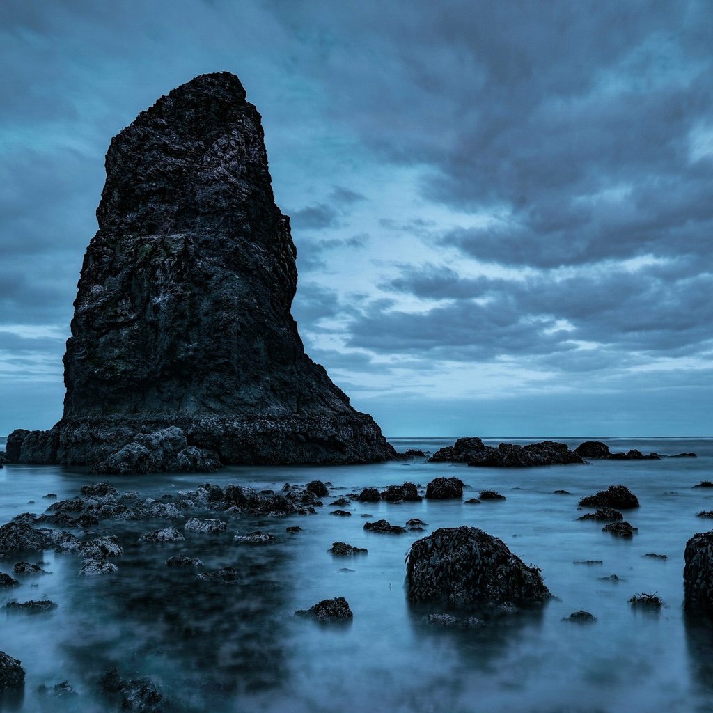 Обои небо, облака, камни, море, скала, сша, орегон, кэннон бич, the sky, clouds, stones, sea, rock, usa, oregon, cannon beach разрешение 2048x1329 Загрузить