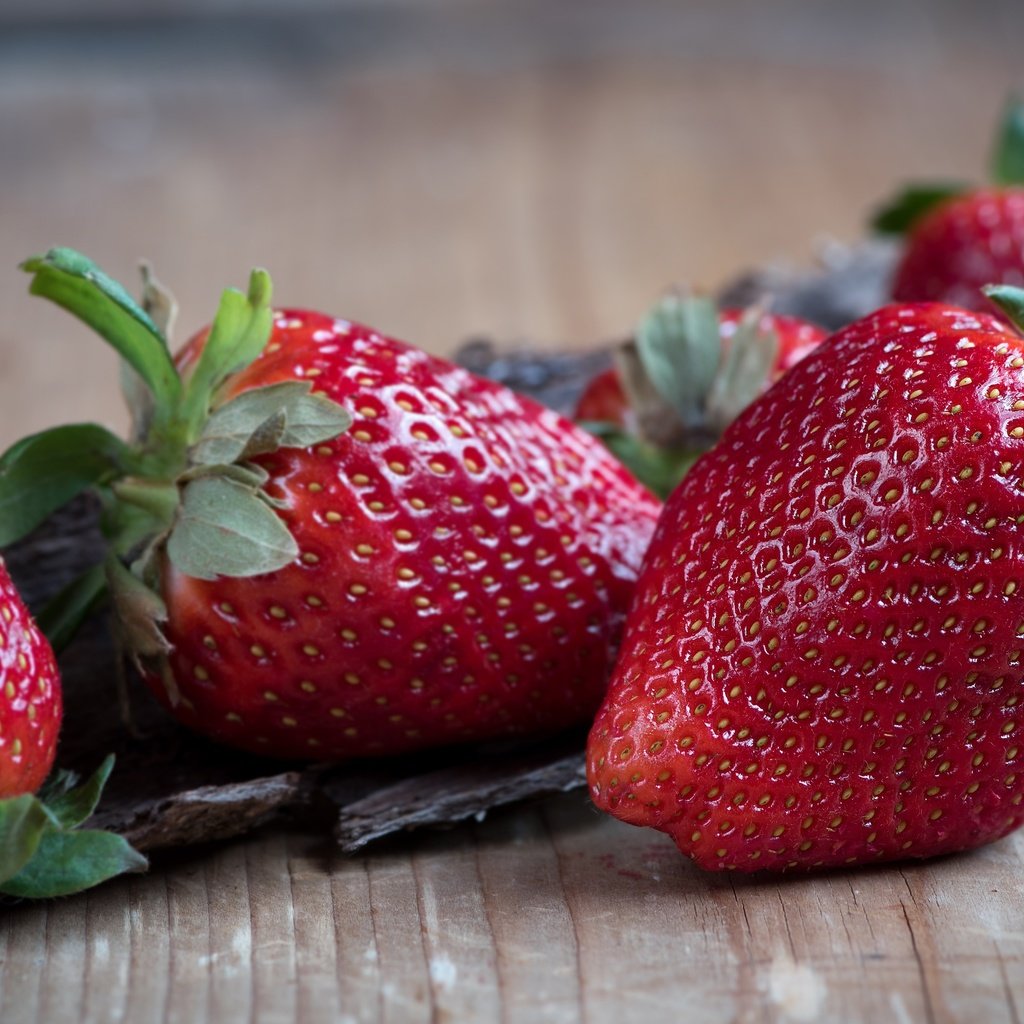 Обои макро, клубника, стол, ягоды, деревянная поверхность, macro, strawberry, table, berries, wooden surface разрешение 4000x2250 Загрузить