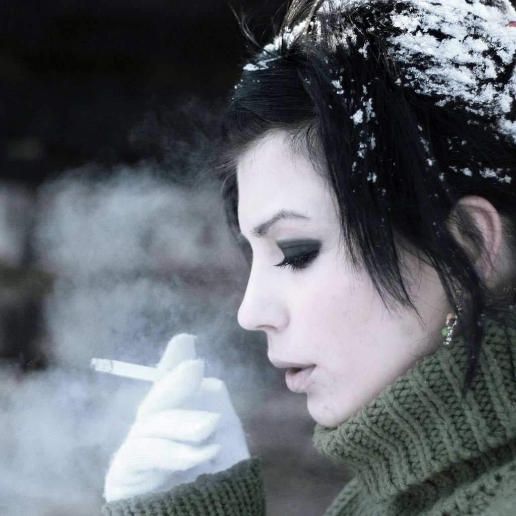 Cold лицо. Брюнетка с сигаретой. Девушка курит зимой. Душевный холод. Девушка с каре зимой.