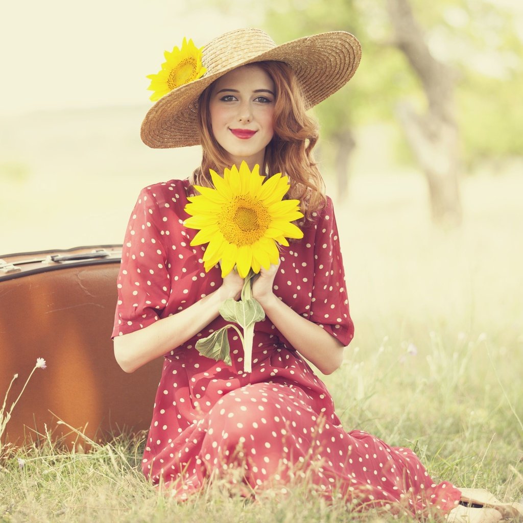Обои природа, руки, девушка, шляпа, платье, чемодан, поза, улыбка, взгляд, рыжая, подсолнух, nature, hands, girl, hat, dress, suitcase, pose, smile, look, red, sunflower разрешение 3831x2554 Загрузить