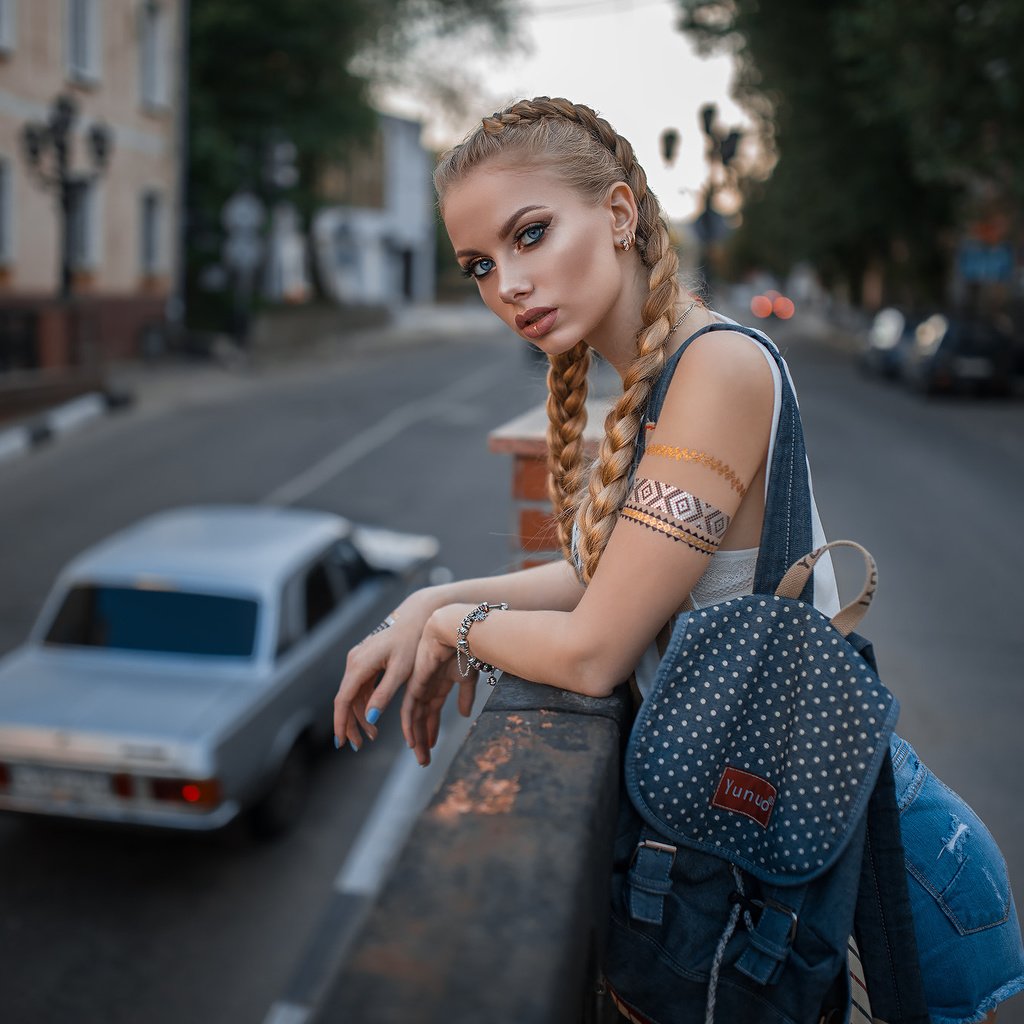 Обои блондинка, голубые глаза, karina, косички, джинсовые шорты, dmitry sn, blonde, blue eyes, braids, denim shorts разрешение 2048x1365 Загрузить