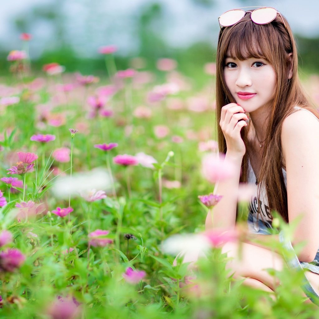 Обои цветы, девушка, поле, взгляд, волосы, азиатка, боке, flowers, girl, field, look, hair, asian, bokeh разрешение 2048x1365 Загрузить