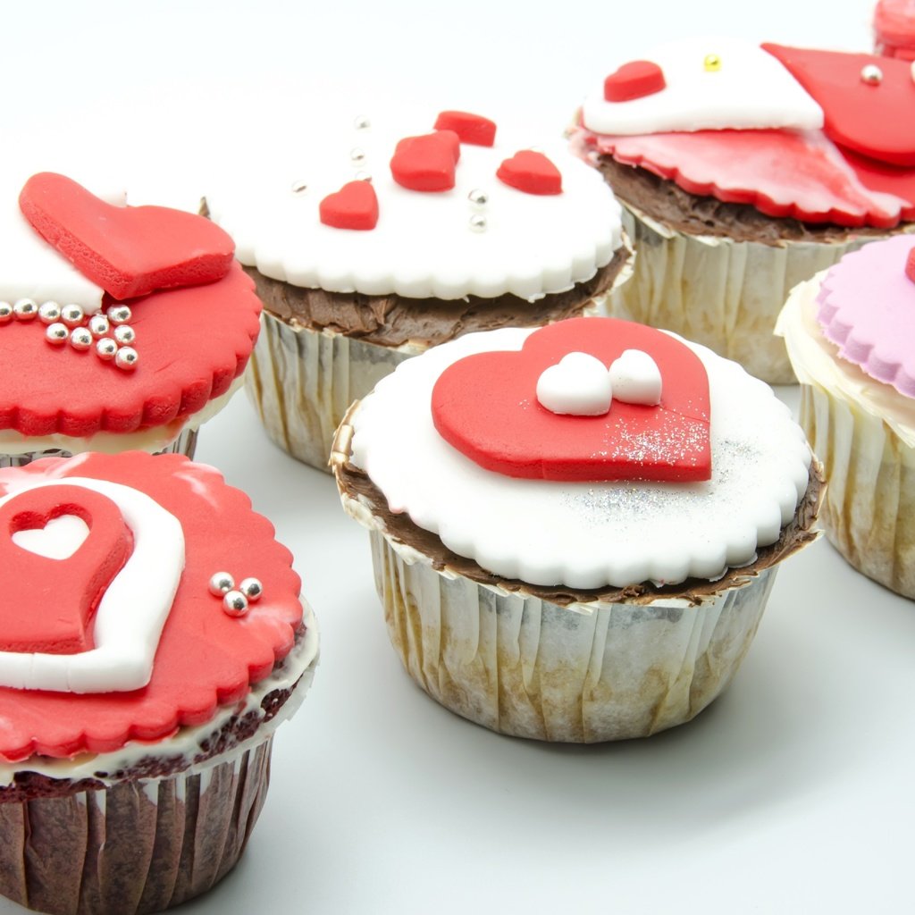 Обои сердечки, десерт, глазурь, день святого валентина, кексы, капкейки, hearts, dessert, glaze, valentine's day, cupcakes разрешение 2880x1920 Загрузить