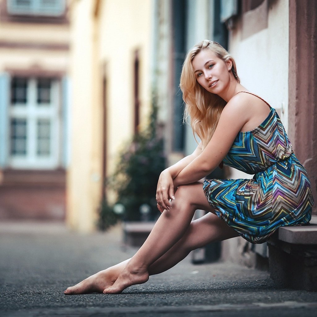 Обои девушка, блондинка, улица, ноги, сидя, босиком, kerstin, girl, blonde, street, feet, sitting, barefoot разрешение 1920x1280 Загрузить