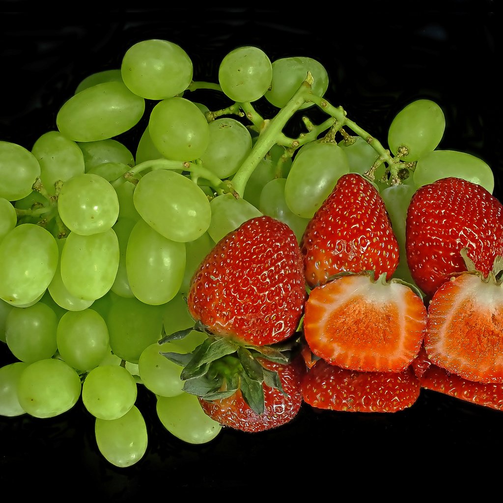 Обои отражение, виноград, клубника, черный фон, ягоды, reflection, grapes, strawberry, black background, berries разрешение 2400x1800 Загрузить