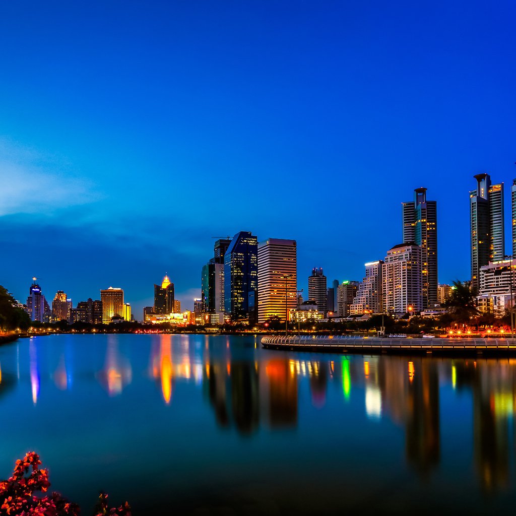 Обои ночь, огни, отражение, город, таиланд, бангкок, night, lights, reflection, the city, thailand, bangkok разрешение 3840x2560 Загрузить