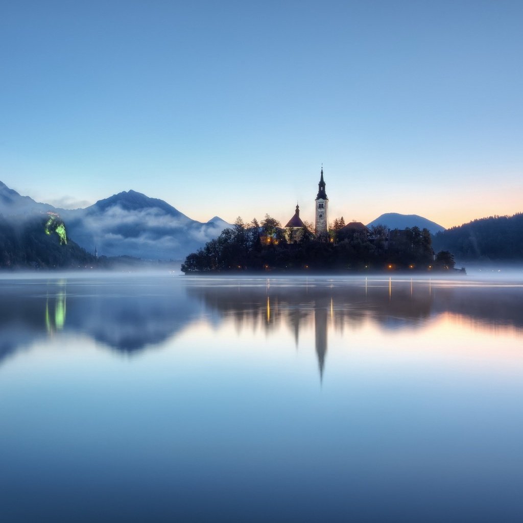 Обои отражение, туман, башня, словения, озеро блед, reflection, fog, tower, slovenia, lake bled разрешение 1920x1200 Загрузить