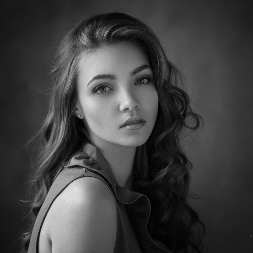 Обои девушка, взгляд, чёрно-белое, волосы, лицо, алина, dennis drozhzhin, girl, look, black and white, hair, face, alina разрешение 2000x1432 Загрузить