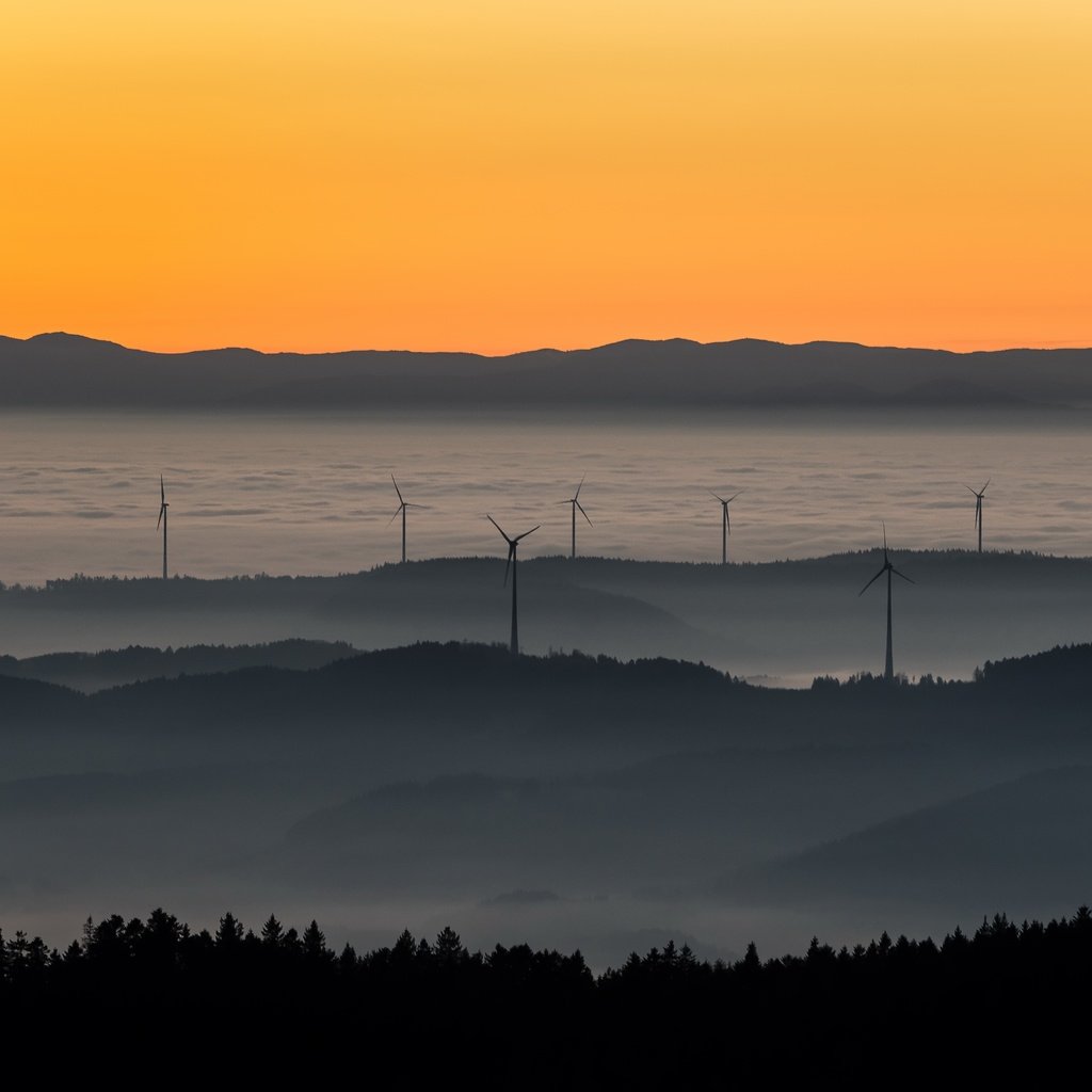 Обои небо, горы, закат, туман, горизонт, ветряки, ветротурбины, the sky, mountains, sunset, fog, horizon, windmills, wind turbine разрешение 5962x3354 Загрузить