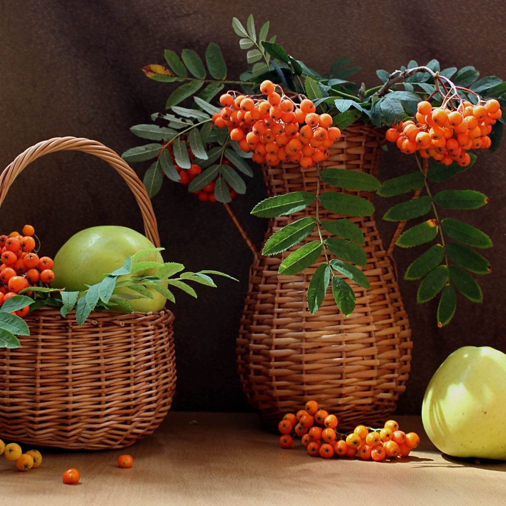 Обои фрукты, яблоки, корзина, ягоды, ваза, натюрморт, рябина, fruit, apples, basket, berries, vase, still life, rowan разрешение 4011x2774 Загрузить