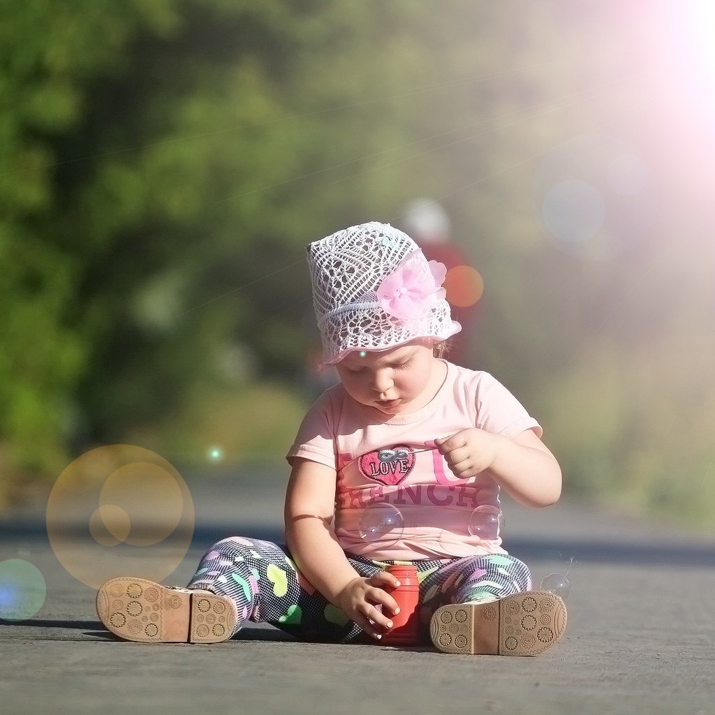 Обои фон, лучи, пузыри, девочка, ребенок, асфальт, background, rays, bubbles, girl, child, asphalt разрешение 1920x1280 Загрузить