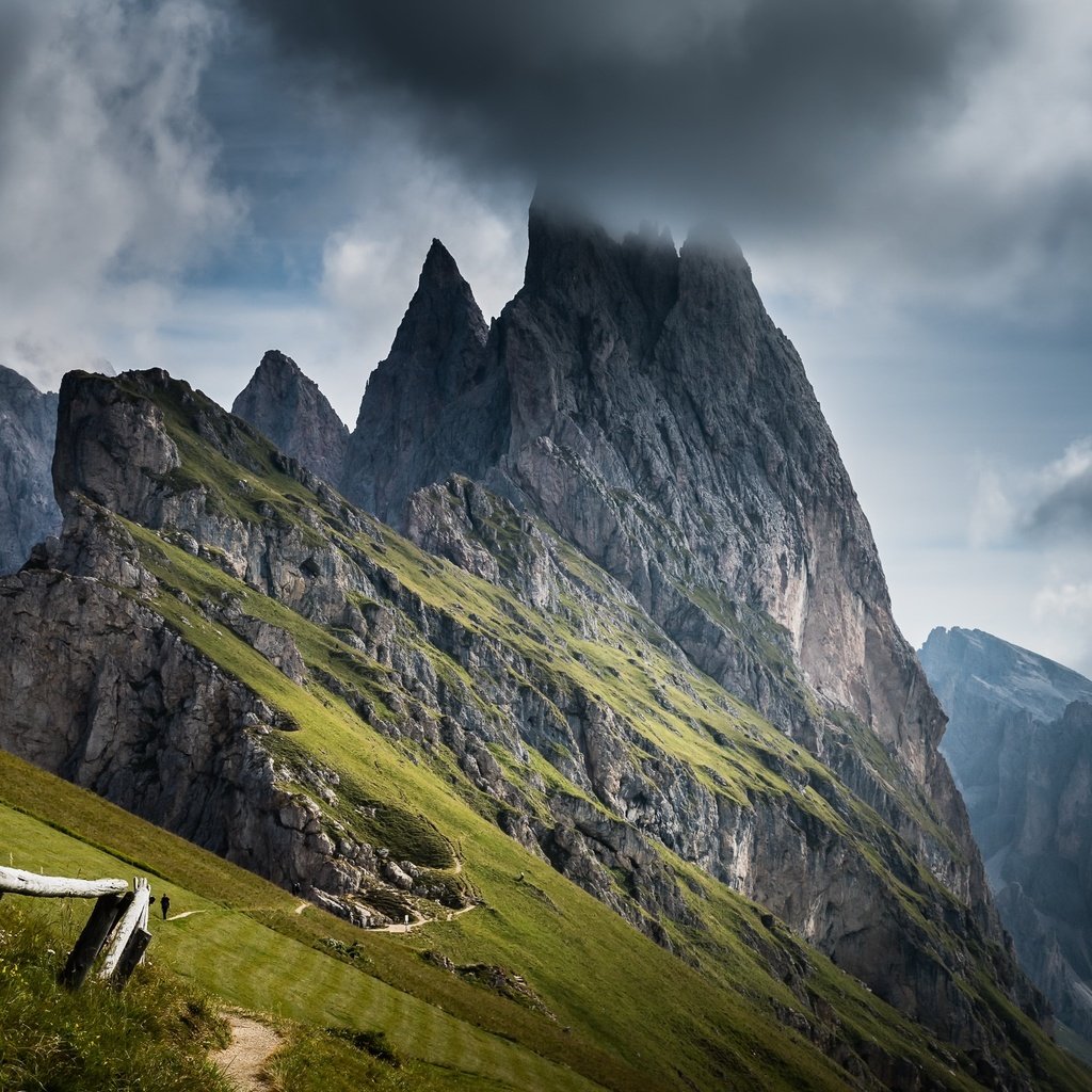 Обои небо, горы, природа, пейзаж, забор, доломитовые альпы, the sky, mountains, nature, landscape, the fence, the dolomites разрешение 2981x1677 Загрузить