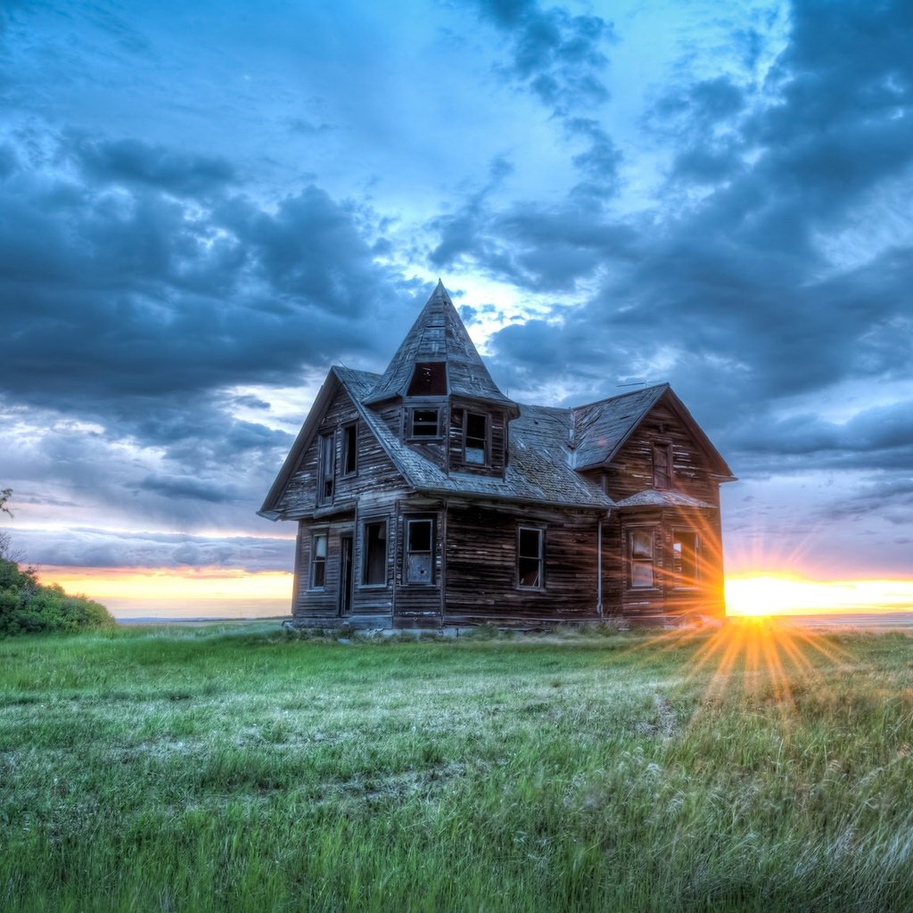 Обои небо, свет, трава, облака, природа, поле, горизонт, дом, the sky, light, grass, clouds, nature, field, horizon, house разрешение 2048x1152 Загрузить